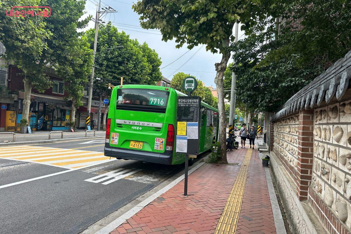 한강버스 망원 선착장역에 도착한 버스 ©김재형