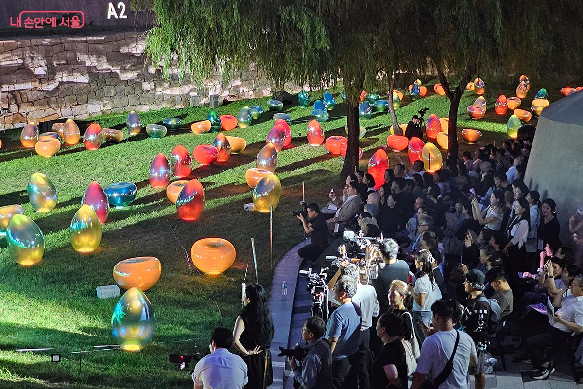 180개의 물방울 모양 빛과 조형물등이 시시각각 변화하며 마치 시간이 과거와 미래를 오가는 춤을 추는 듯한 환상을 불러일으킨다. 