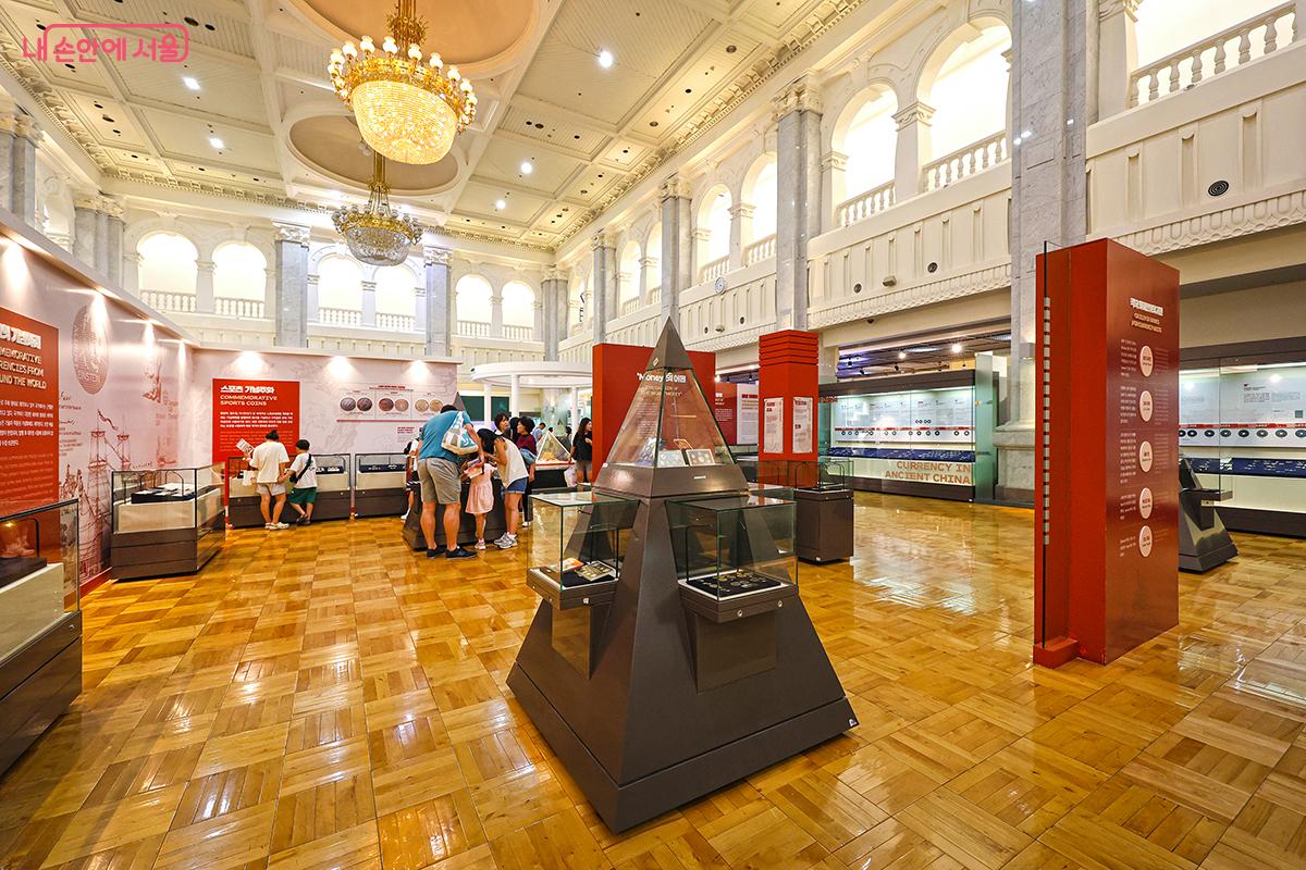 1층 화폐광장에서는 독특한 주화와 외국 화폐 등 다양한 화폐를 만날 수 있다. ©김주연