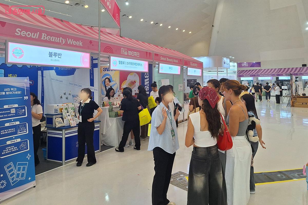 곳곳에 배치된 진행 요원들의 친절한 안내로 수월하게 행사를 즐길 수 있었다. ©백승훈