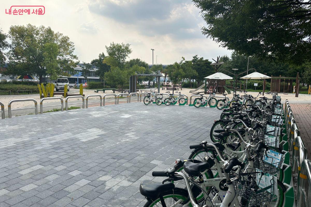많은 따릉이 자전거가 거치대에 세워져 있다. ©김재형