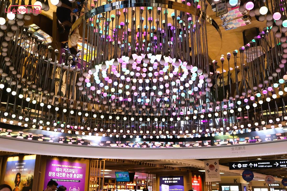 서점 안으로 들어서자 화사한 조명이 방문객들을 반갑게 맞이한다. &copy;이봉덕 