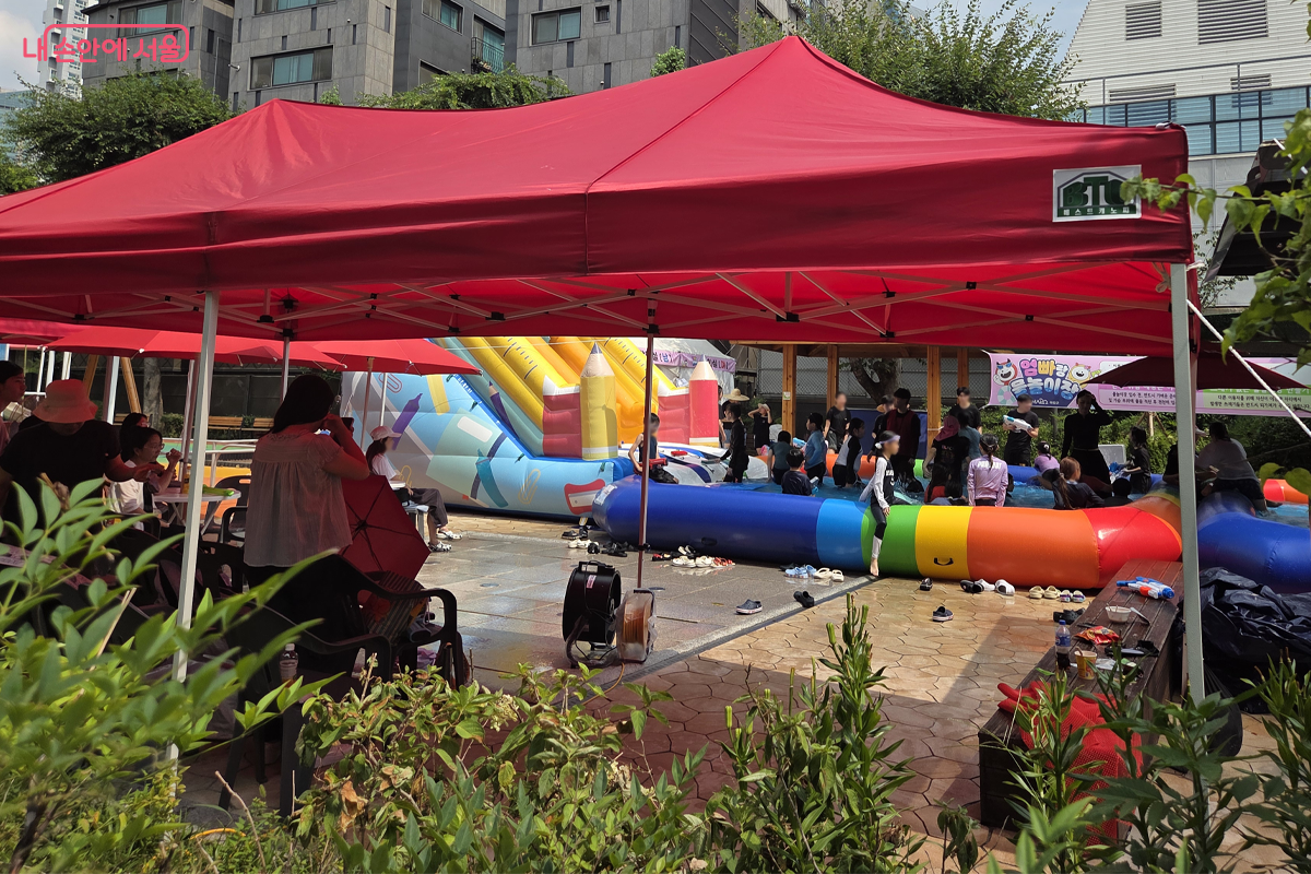  동네 공원 물놀이장 그늘막 아래 휴식을 취하고 있는 어른들 &copy;장미화