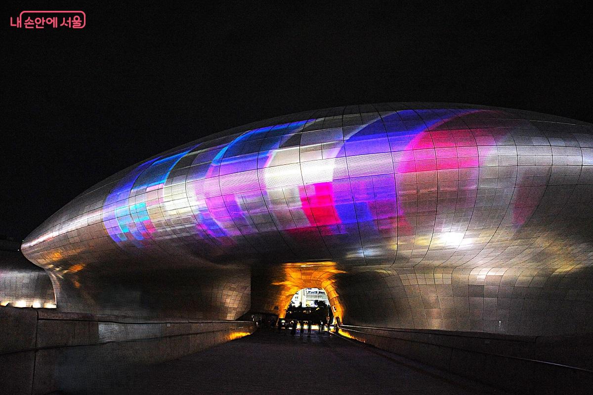 DDP ‘미래로’를 지나면 이번 행사의 중심부인 ‘팔거리’로 연결된다. ©조수봉