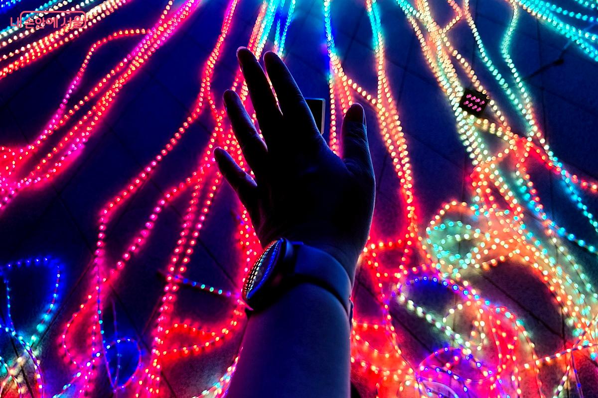 ‘Flux’는 온라인 소통 속 알고리즘을 시각화한 설치작품이다. ©김윤경