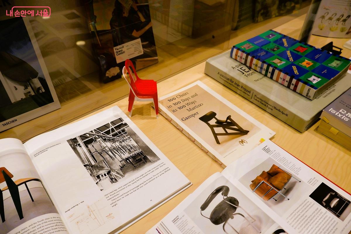 20세기 디자인 역사 속 특정 스타일과 트렌드를 대표하는 아이콘, 의자들이 전시됐다. ©이봉덕
