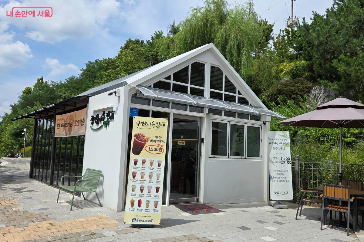 작고 아담한 ‘광진숲나루카페’는 나루폭포 옆에 조성됐다. ©김미선