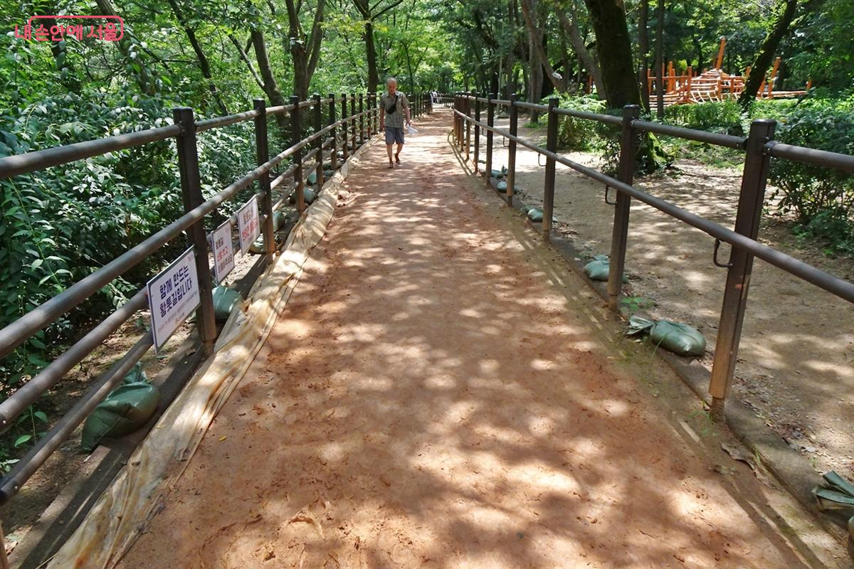 맨발 걷기 좋은 관악산 황톳길 &copy;김종성 