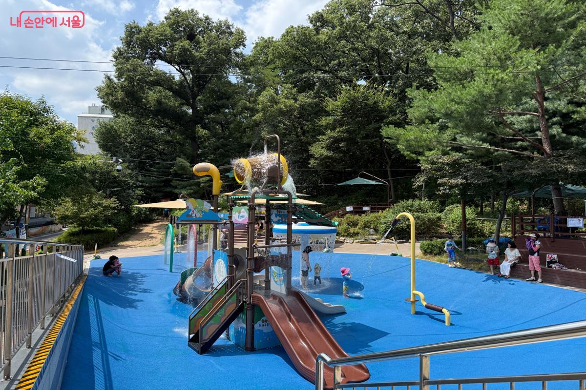 야외 물놀이터는 아이들에게 인기 만점인 곳이다. &copy;이미현