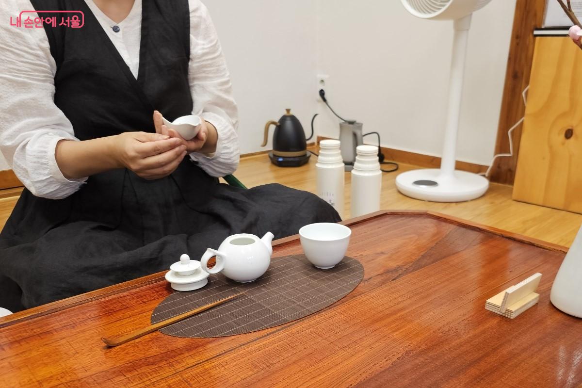 먼저 다관을 뜨거운 물로 데웠다. ©최정윤