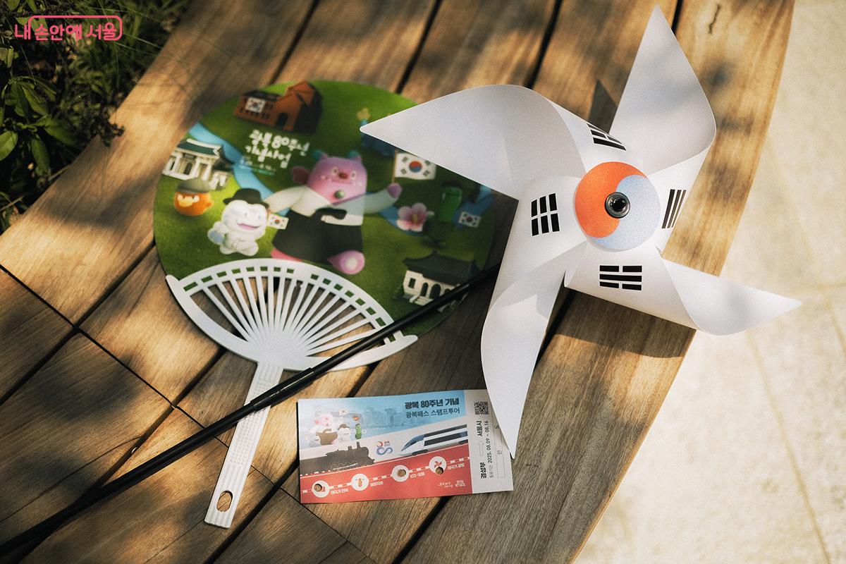  태극기 바람개비 만들기 등 즐거운 참여 프로그램들이 마련되었다. ©김아름