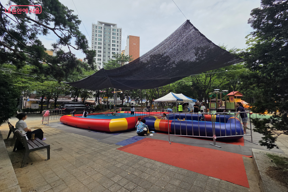 토정공원 그늘막 아래 물놀이터는 아이들 최고의 여름 바캉스지다. &copy;장미화