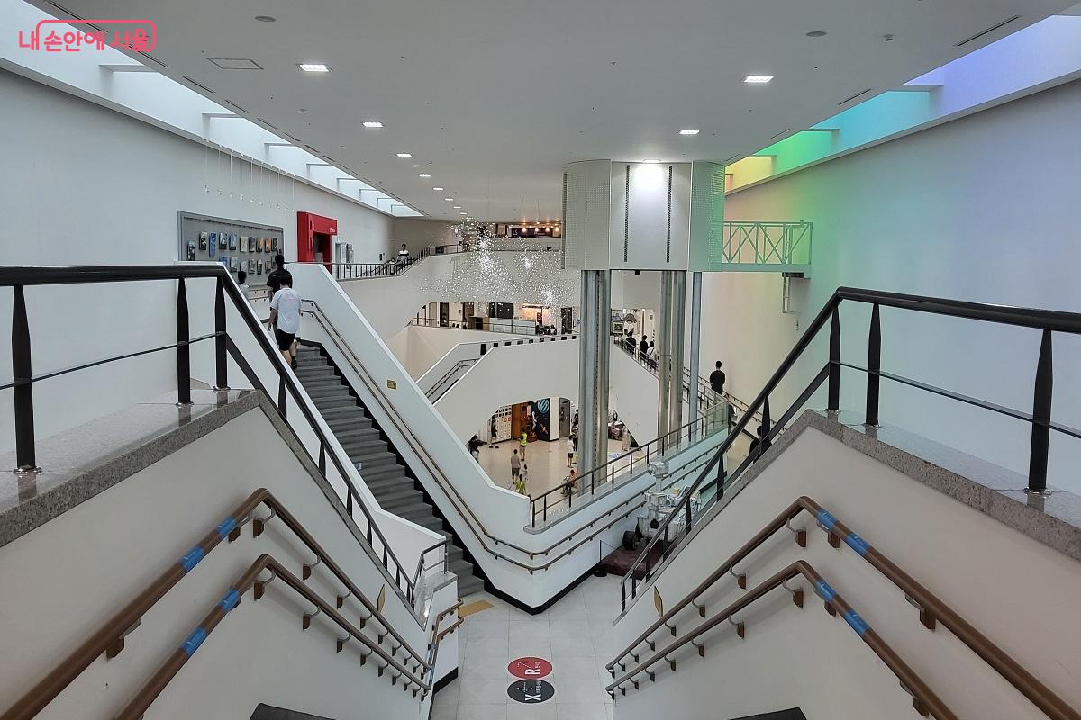 ‘한여름의 과학관: 과학뷔페’ 체험 프로그램을 따라 층층이 찾아다니는 재미가 쏠쏠하다. ©권수진