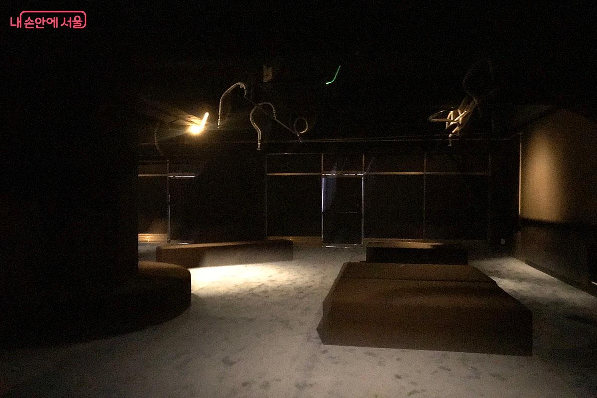 낙원상가 325호에서 전시 중인 사나 알마제디의 작품 '사운드룸'. 어두운 실내에 음악만이 집중된다. ©이정민