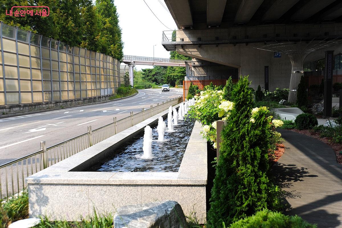 분수는 경관 조성과 함께 안전시설의 역할도 하며 정오부터 오후 9시까지 가동한다. ©조수봉