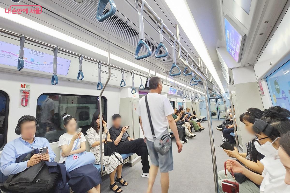 GTX 객실. 상부 선반이 없고 손잡이 높낮이가 다양하다. ©박은영