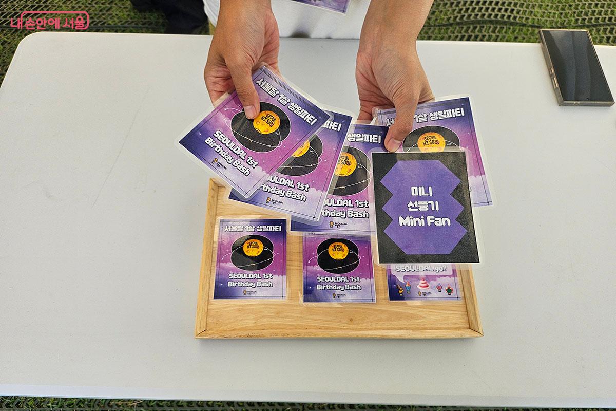 퀴즈를 푼 후 경품을 받을 수 있는 서울달 퀴즈 골든벨 ©이정민