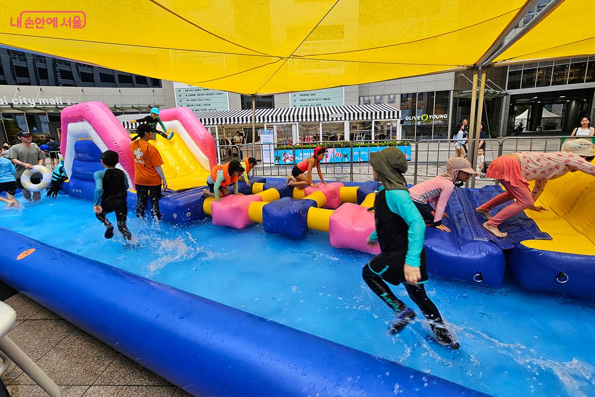 장애물 코스는 특히 초등학교 고학년 학생들이 뛰어놀 수 있도록 다채로운 장애물을 설치해 놓은 것이 특징이다. &copy;이혜숙