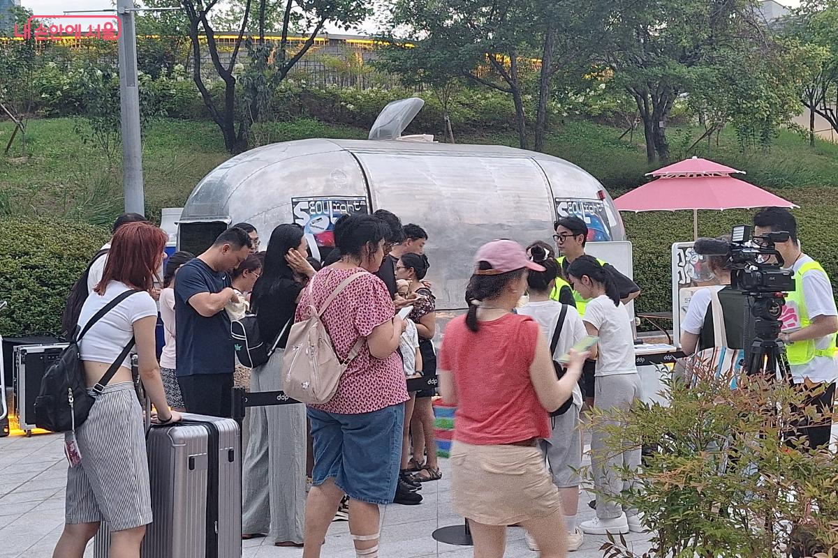 QR 코드를 통해 설문조사에 참여하면 친환경 에코백과 키링 등 다양한 선물이 주어진다.