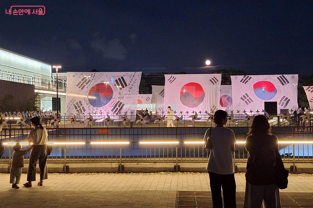 어둠이 내린 노들스퀘어에서 바라본 대형 태극기들의 장관은 우리의 가슴에 큰 울림을 준다. ©이혜숙
