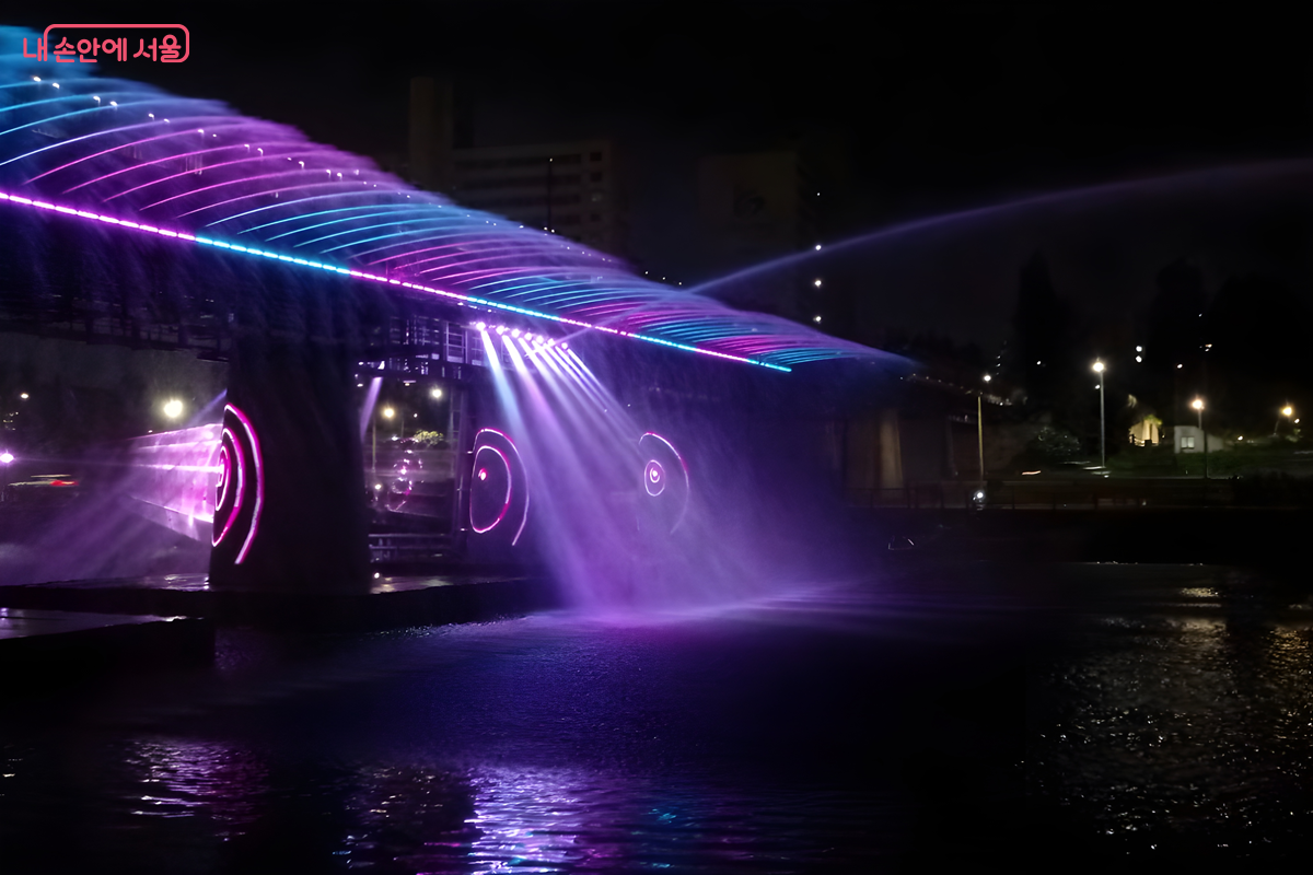 분수가 위아래로 줄기차게 뿜어져 내려 시원하게 느껴졌다. ©김영주 