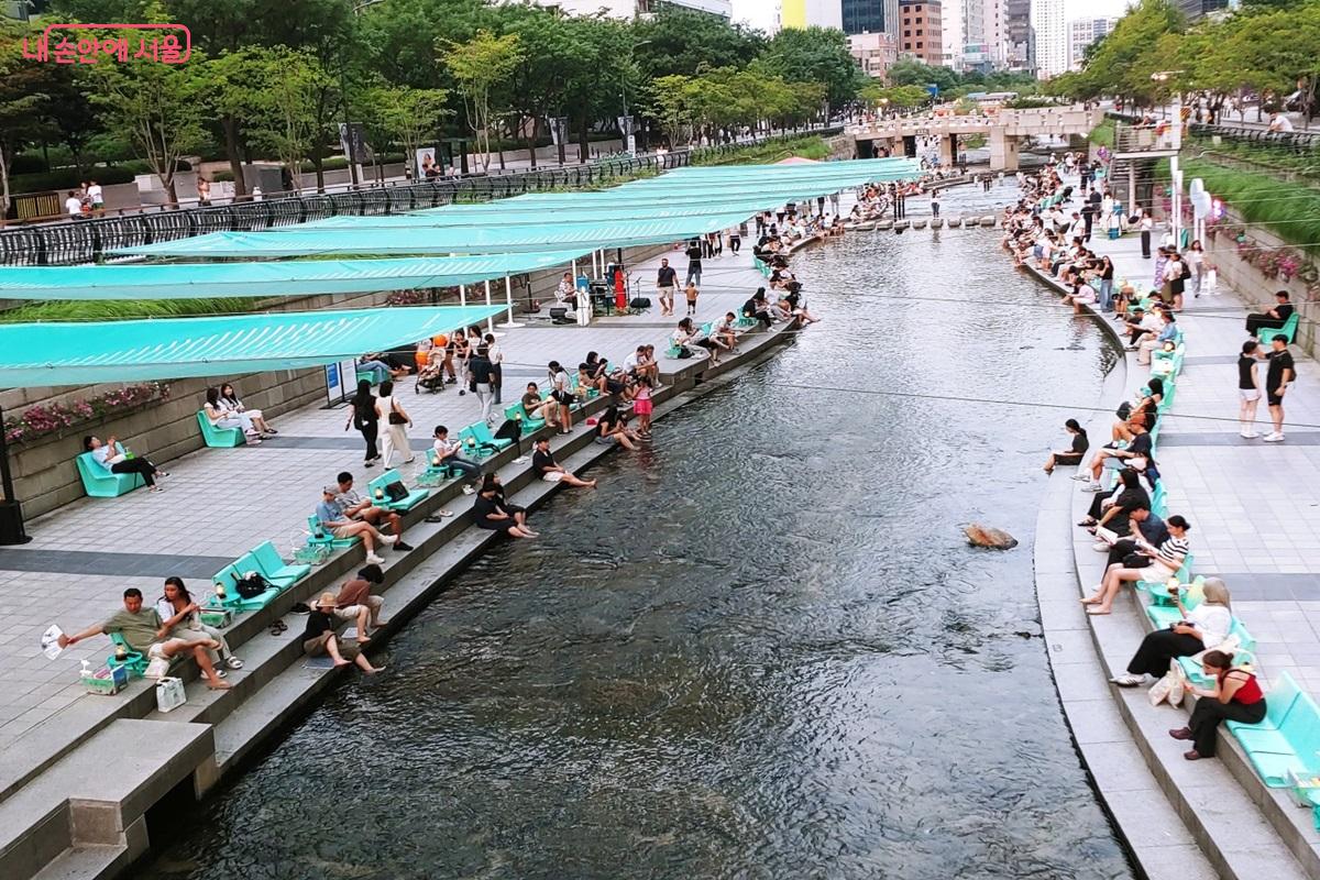 도심 속 자연에서 책과 문화를 즐길 수 있는 청계천 '책읽는 맑은냇가' &copy;김병규