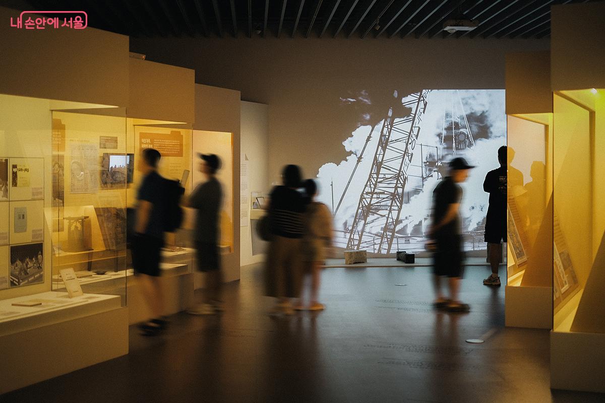 <우리들의 광복절> 전시실 전경. 온가족이 함께 관람하기 좋은 전시다. ©김아름