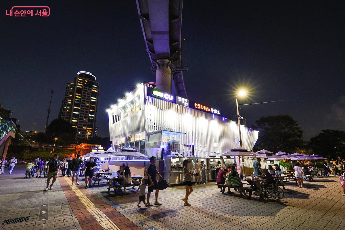 더위를 피해 주말 밤 한강공원을 찾은 시민들 ©김주연
