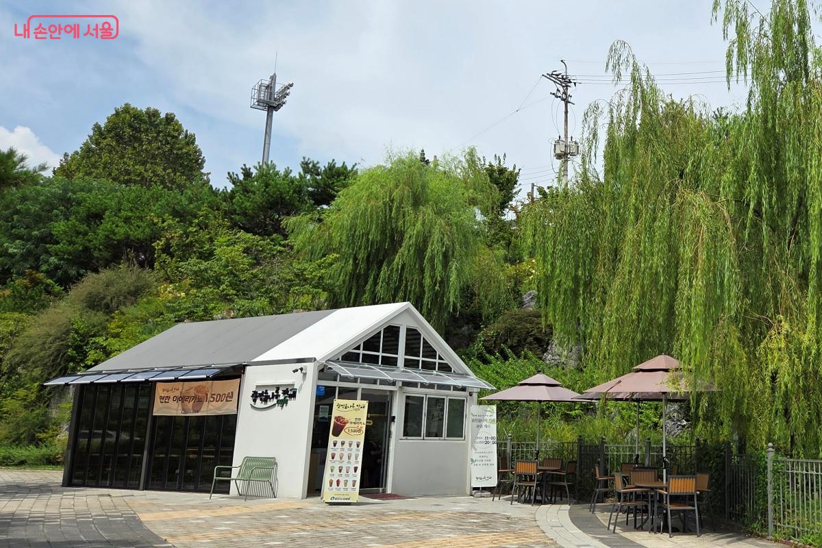 시원한 물소리와 함께 자연을 느끼기 좋은 '광진숲나루카페'가 개장했다. ©김미선