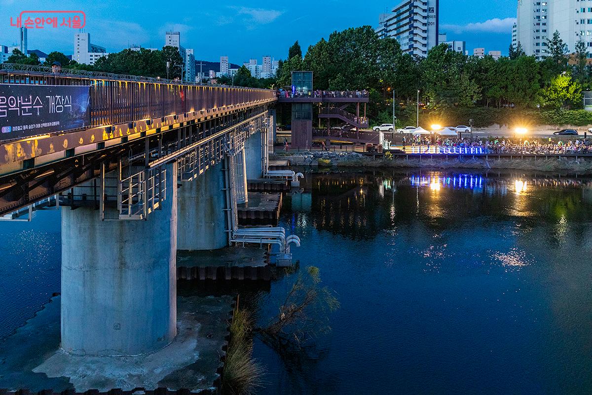 행사는 경춘철교 동측 승강기 아래 산책로에서 진행되었다. ©문청야