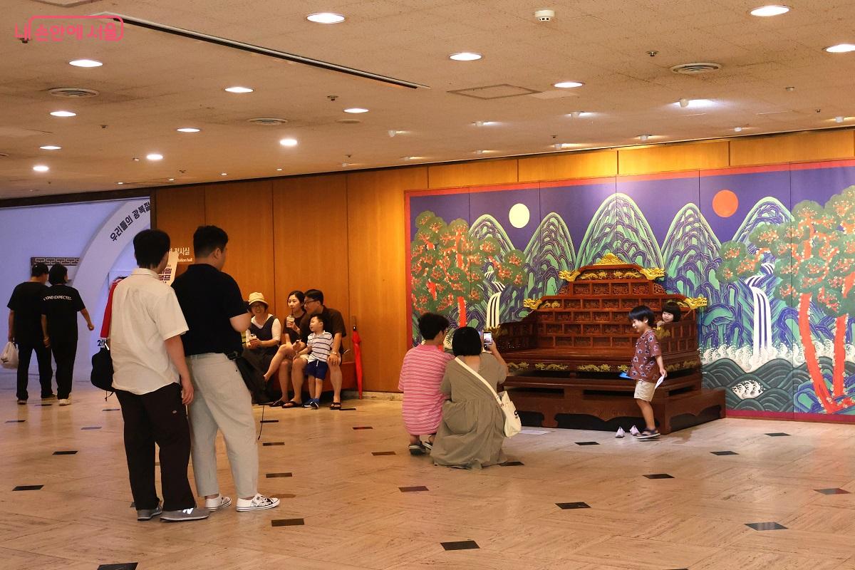 박물관 전시관 입구에서 즐겁게 인증 사진을 남기고 있는 가족 방문객들 ©이봉덕