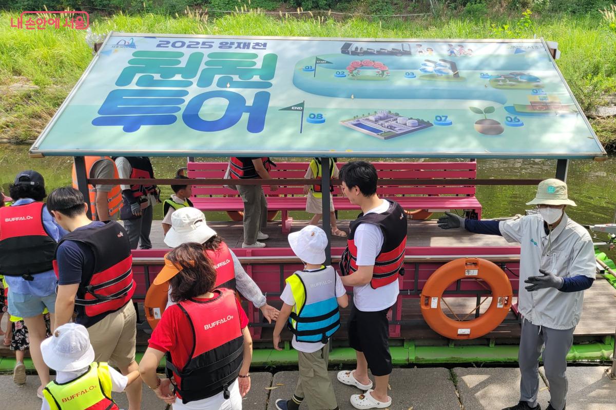 뗏목을 타기 전에는 모두 구명조끼를 입고 탑승해야 한다. ©김민지
