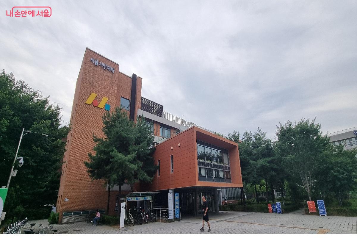 4층 건물에 옥상 텃밭이 조성된 모두의 학교 캠퍼스 ©최문섭