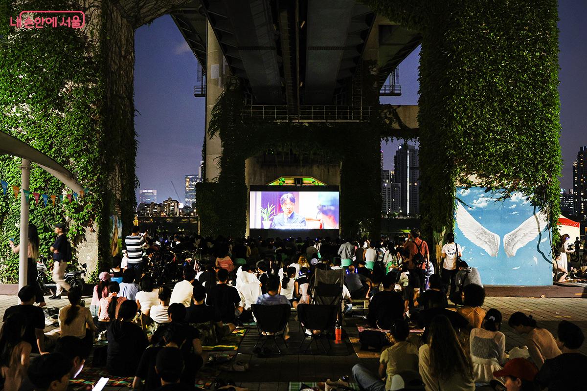 영화 시작과 함께 고요해진 뚝섬한강공원 청담대교(북단) ©김주연