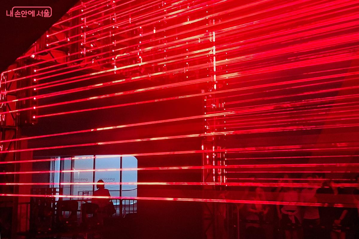 아카 창의 'Multimmersion_DDP25(멀티멀전_디디피25)'은 레이저 인스톨레이션 작품으로, 빛과 공간을 매개로 신체와 환경의 관계를 탐구한다. ©정향선