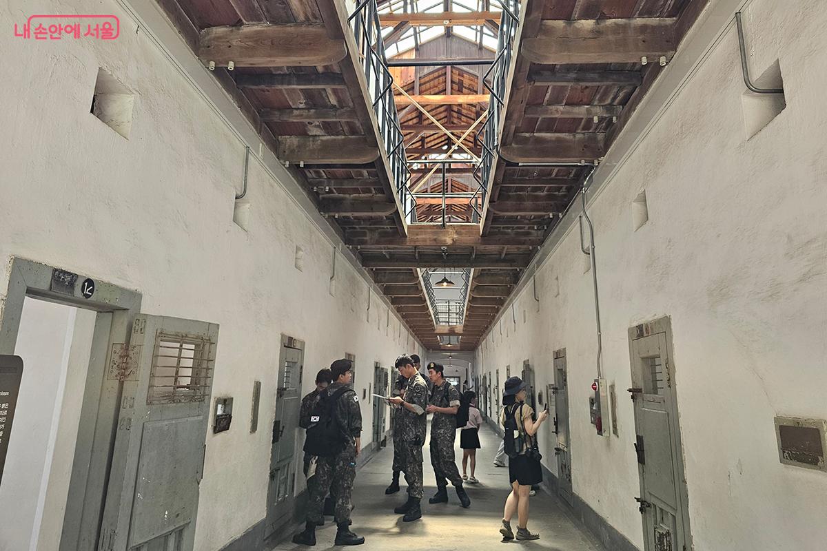 휴가를 나온 군인들이 단체로 관람하는 모습이 역사를 잊지 않는 젊은이들을 보는 것 같아 뿌듯했다. ©이혜숙