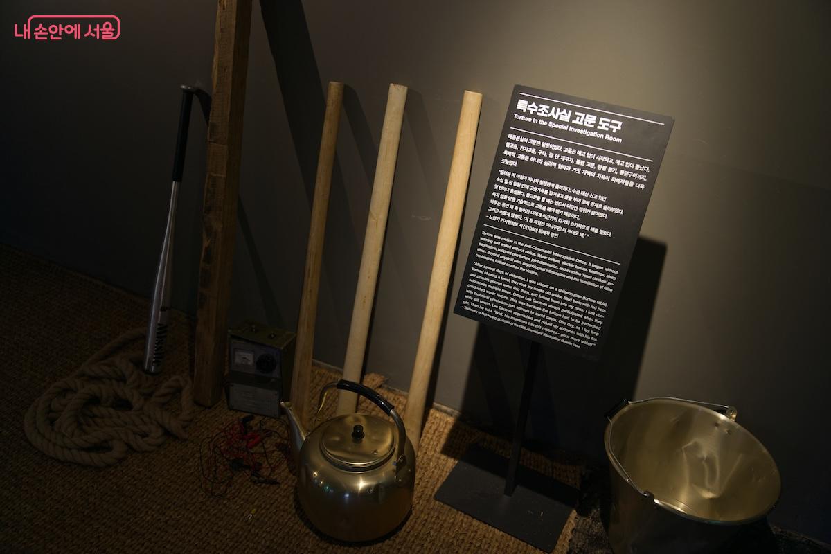3층에는 오싹한 느낌의 특수조사실이 재현되어 있다. &copy;임중빈