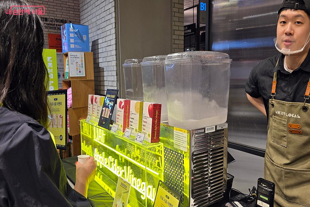 초블레스의 장현진 매니저가 애플사이다 비니거(식초)의 사과·레몬·리치맛을 설명하고 있다. ©김윤경
