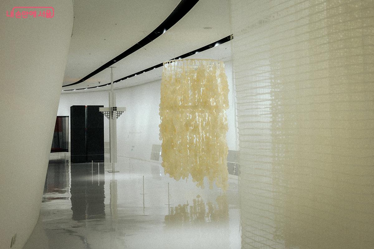 국가유산과 현대 예술이 어우러져 아름다움을 극대화한 전시 ‘헤리티지: 더 퓨처 판타지’ ©김아름