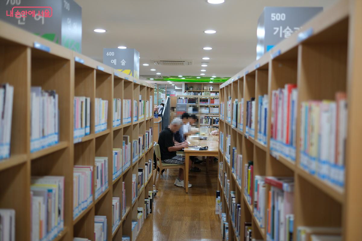 서울시 ‘도서관은 쿨하다’ 캠페인이 펼쳐지고 있는 양천구 도서관 ©박우영