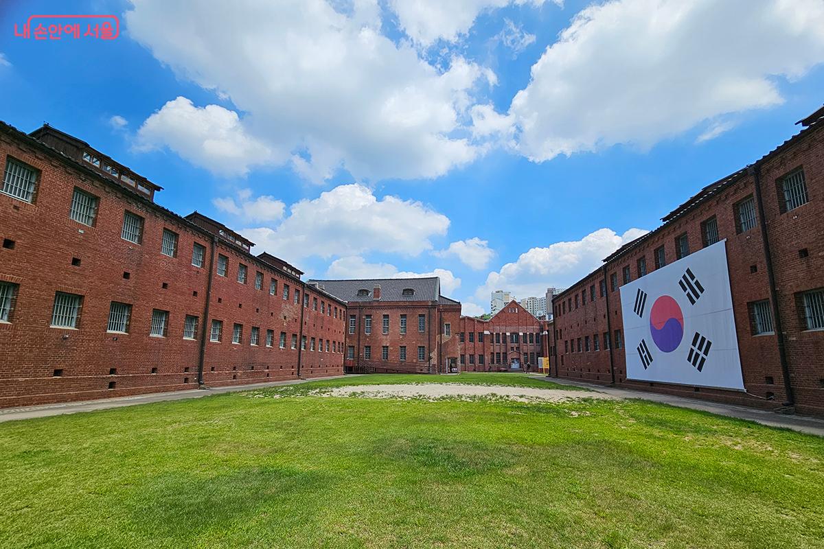 광복 80주년을 맞아 운영되는 ‘서울도보해설관광 서대문형무소역사관 코스’ ©백승훈