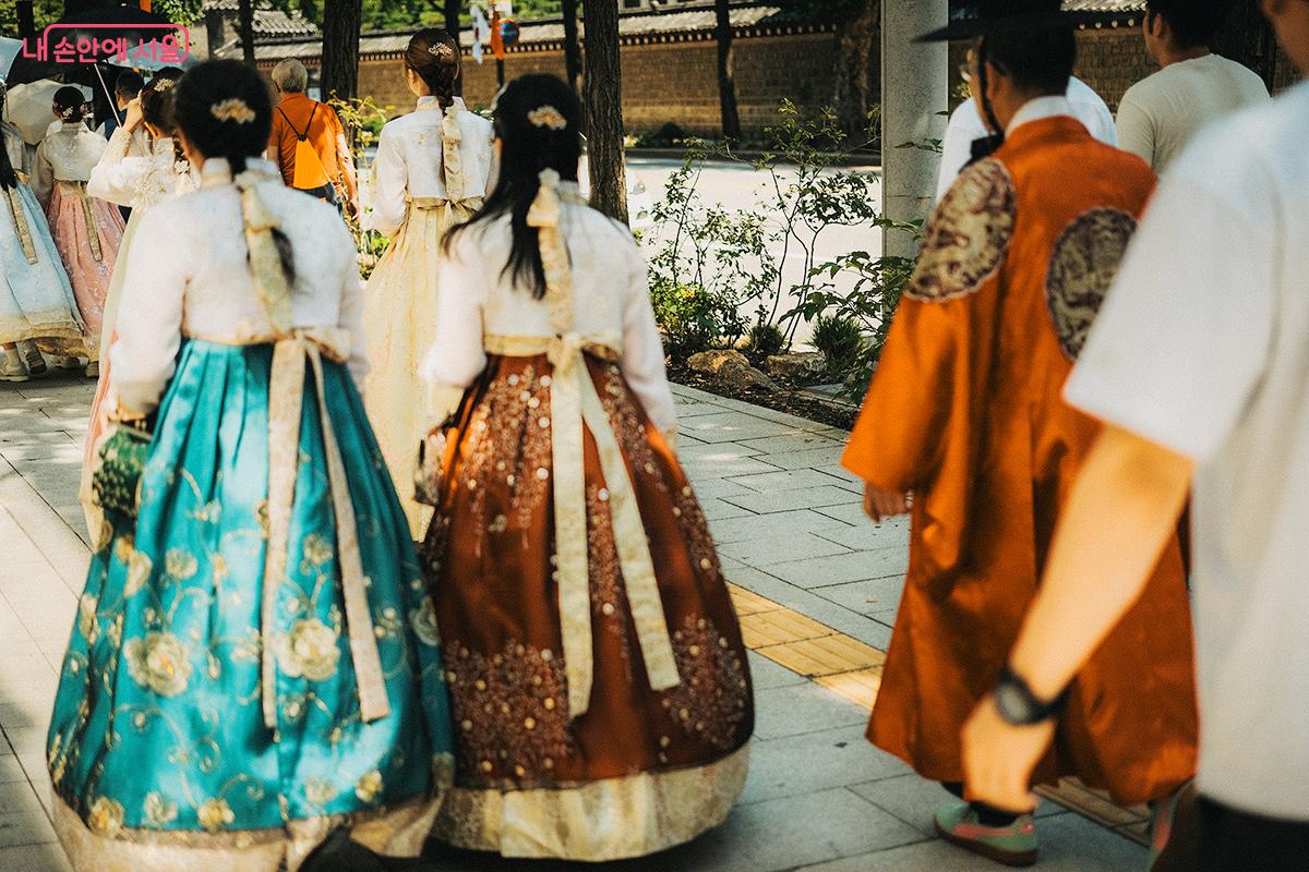 한복 입은 관광객들이 많이 지나다니는 경복궁 서측 '효자로' 일대의 모습 ©김아름