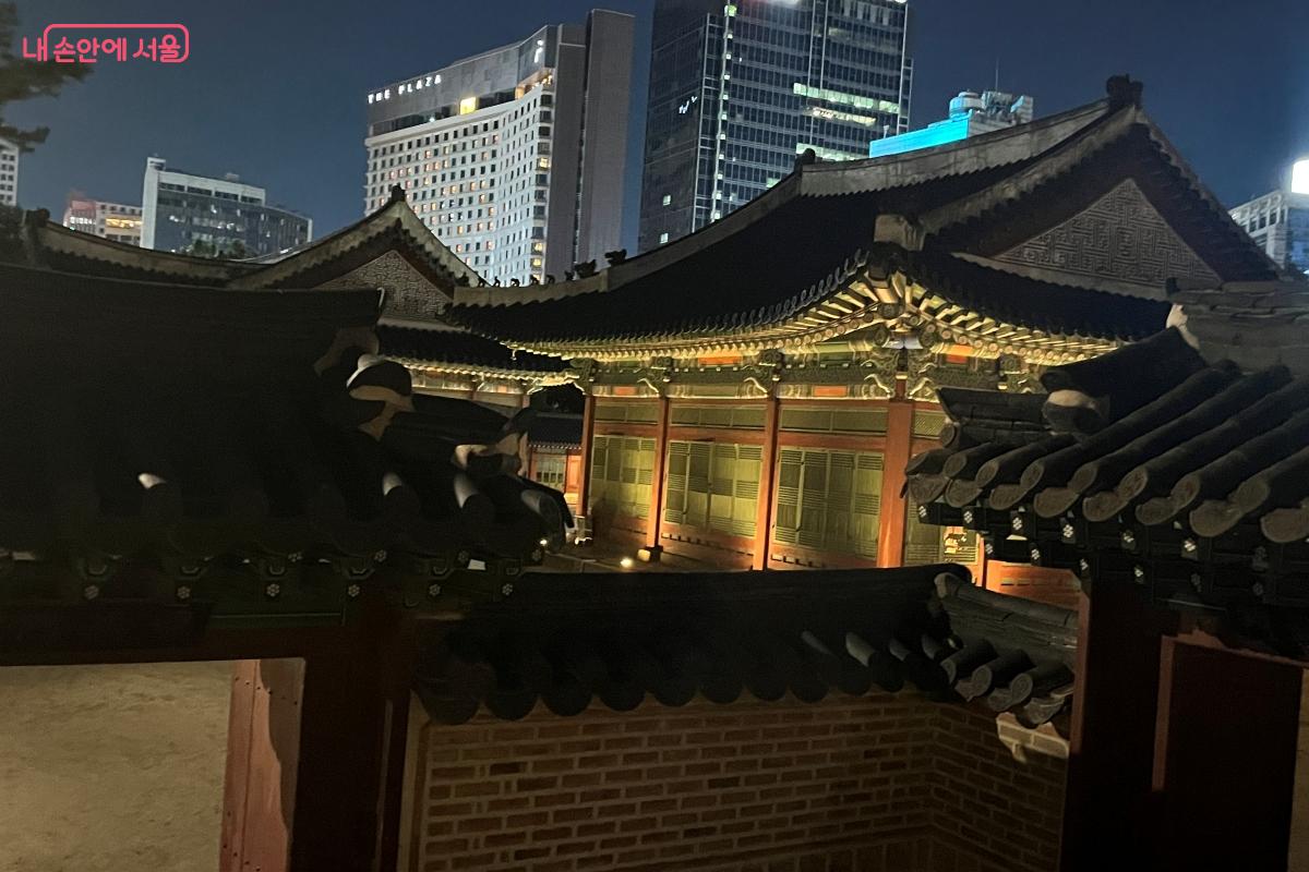 덕수궁 정전인 중화전 동쪽에는 덕홍전과 함녕전이 나란히 있다. ©김연희