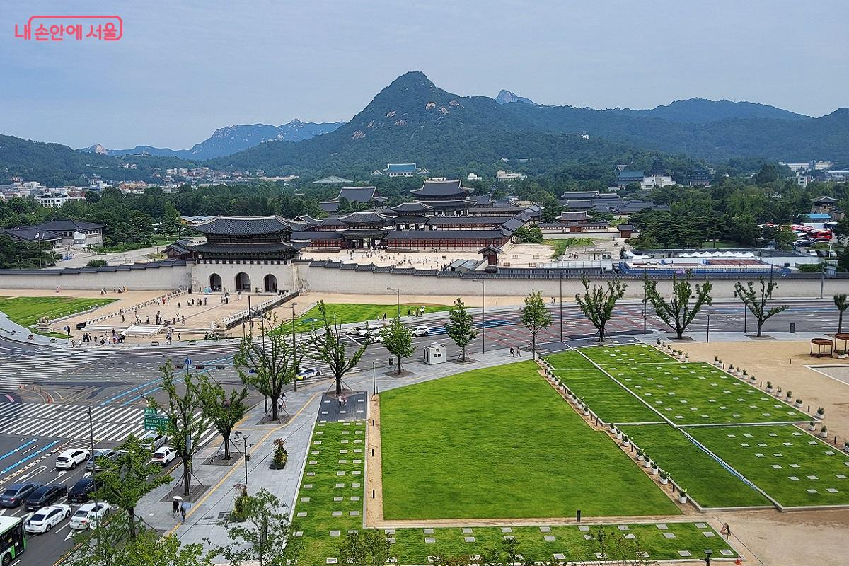 대한민국역사박물관 8층 전망대에서 바라본 '조선총독부' 자리가 있던 경복궁의 정경 ©이상돈