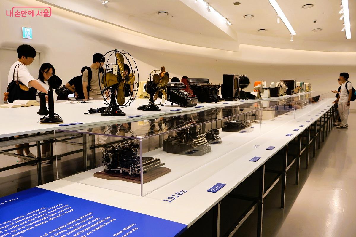 타자기, 라디오, 텔레비전, 전화기 등 1920년대부터 최근까지 사용되었던 아날로그 생활디자인 사물들이 전시됐다. ©이봉덕 