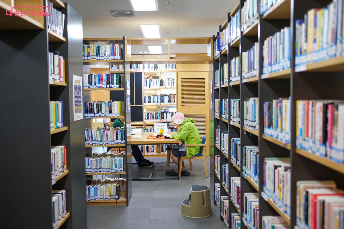 더위를 피해 도서관을 찾은 성인 이용객들도 많다. ©박우영