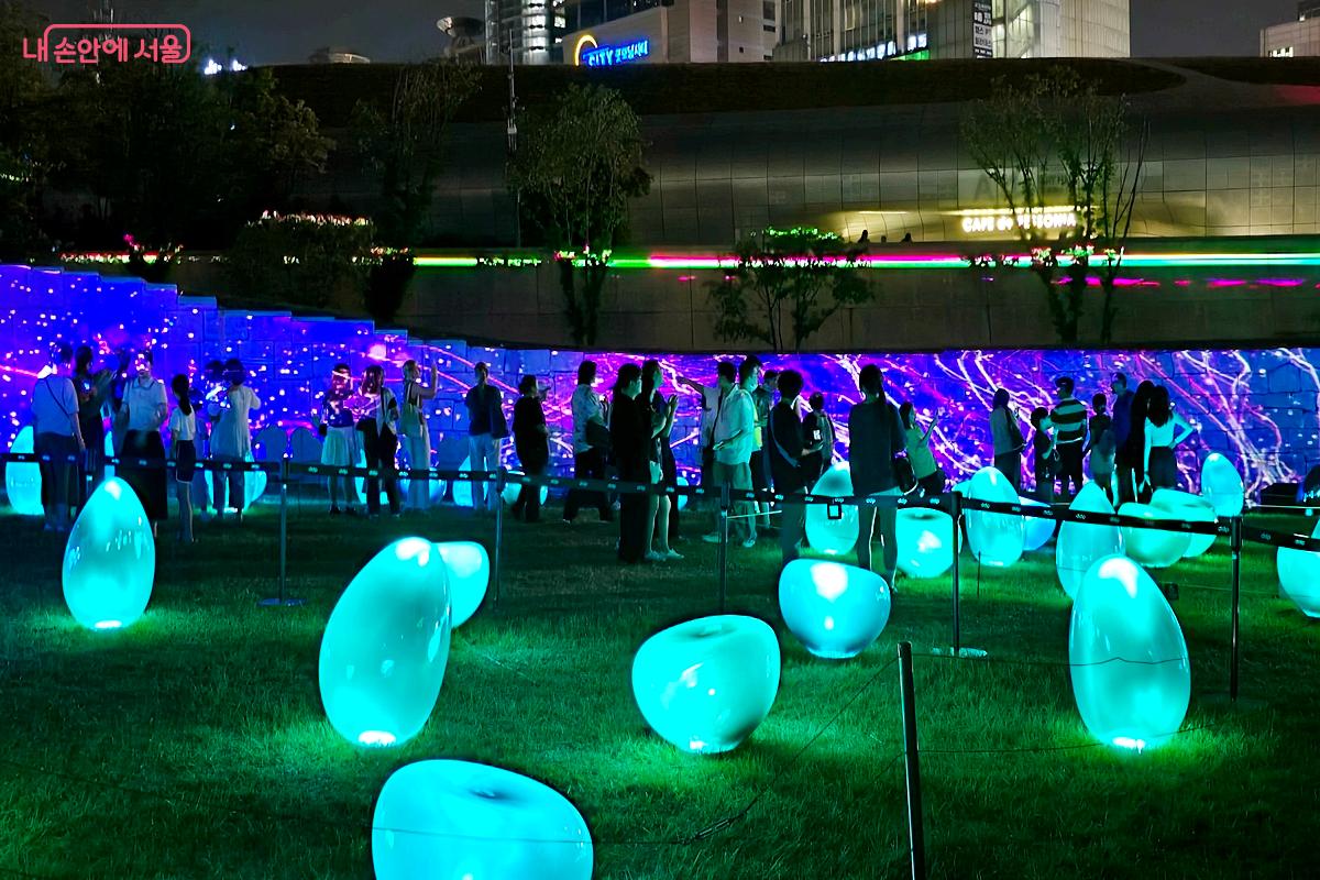 색색으로 빛나는 작품들 ©김윤경