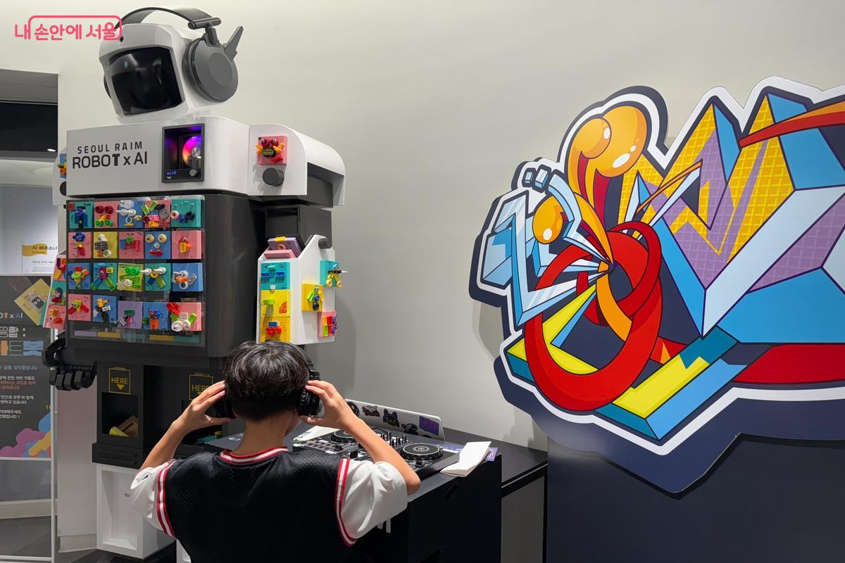 로봇과 함께 디제잉을 해볼 수 있다. ©이미현