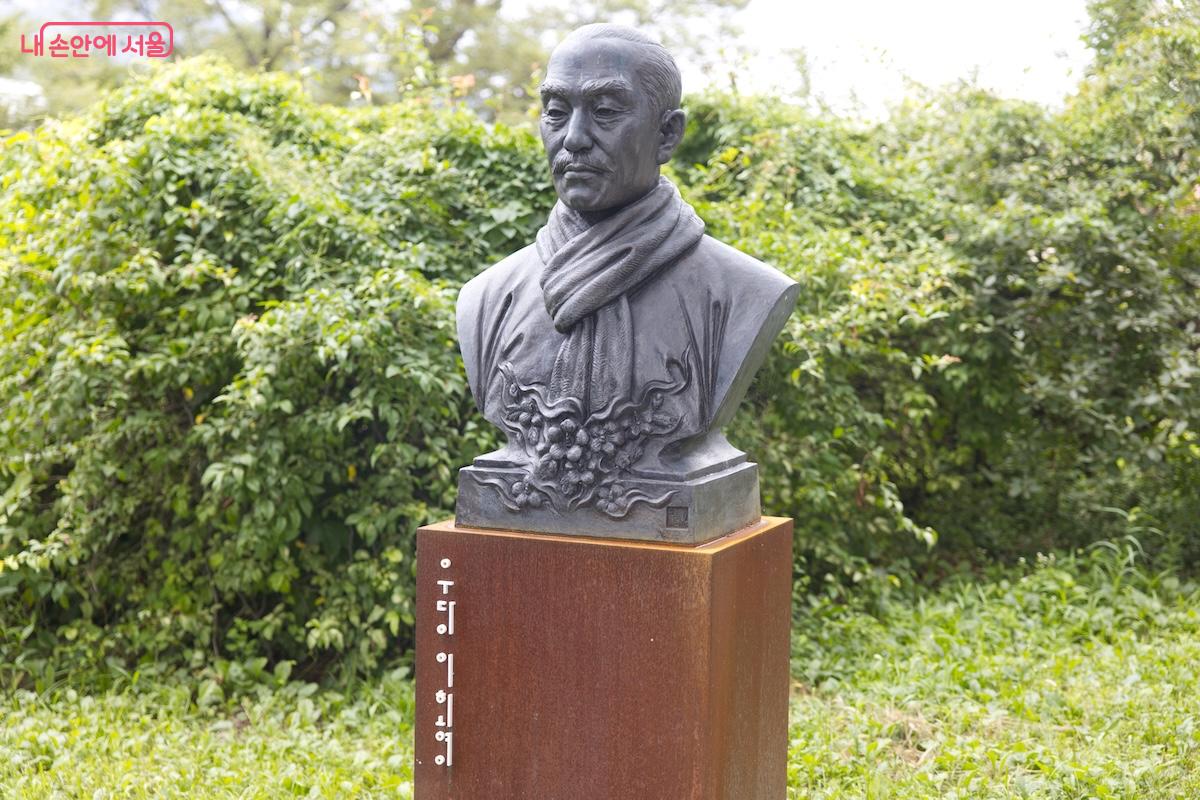이회영기념관 입구를 지나면 강인하고 굳걷한 이미지의 이회영 선생 흉상이 설치되어 있다. ©임중빈
