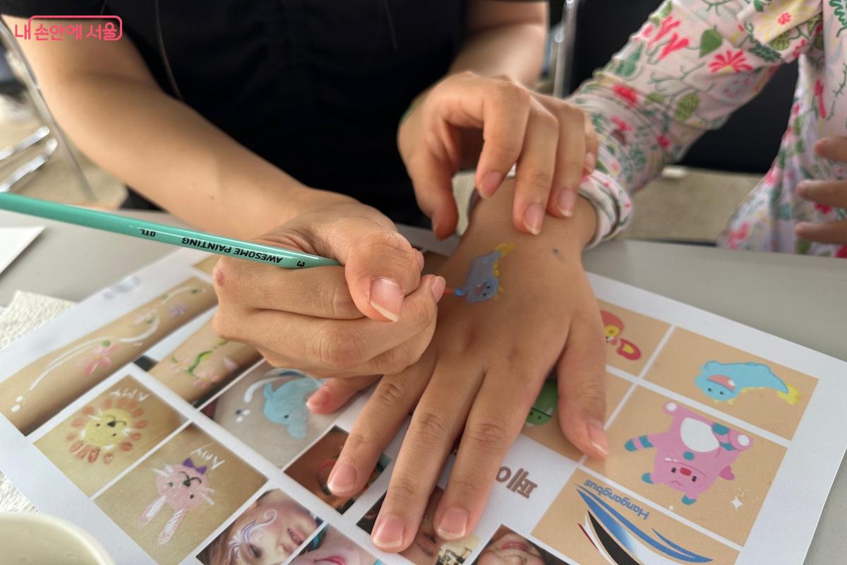 원하는 서울시 캐릭터를 골라 페이스 페인팅을 할 수 있다. &copy;강다영